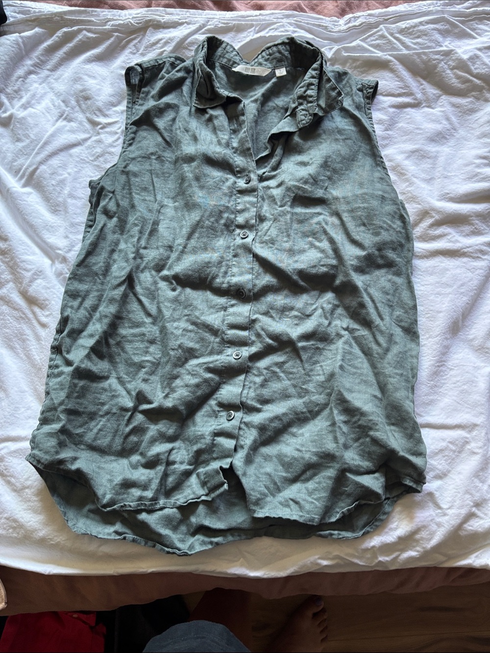 Uniqlo Men's Sleeveless Button-Down Shirt in Olive Green